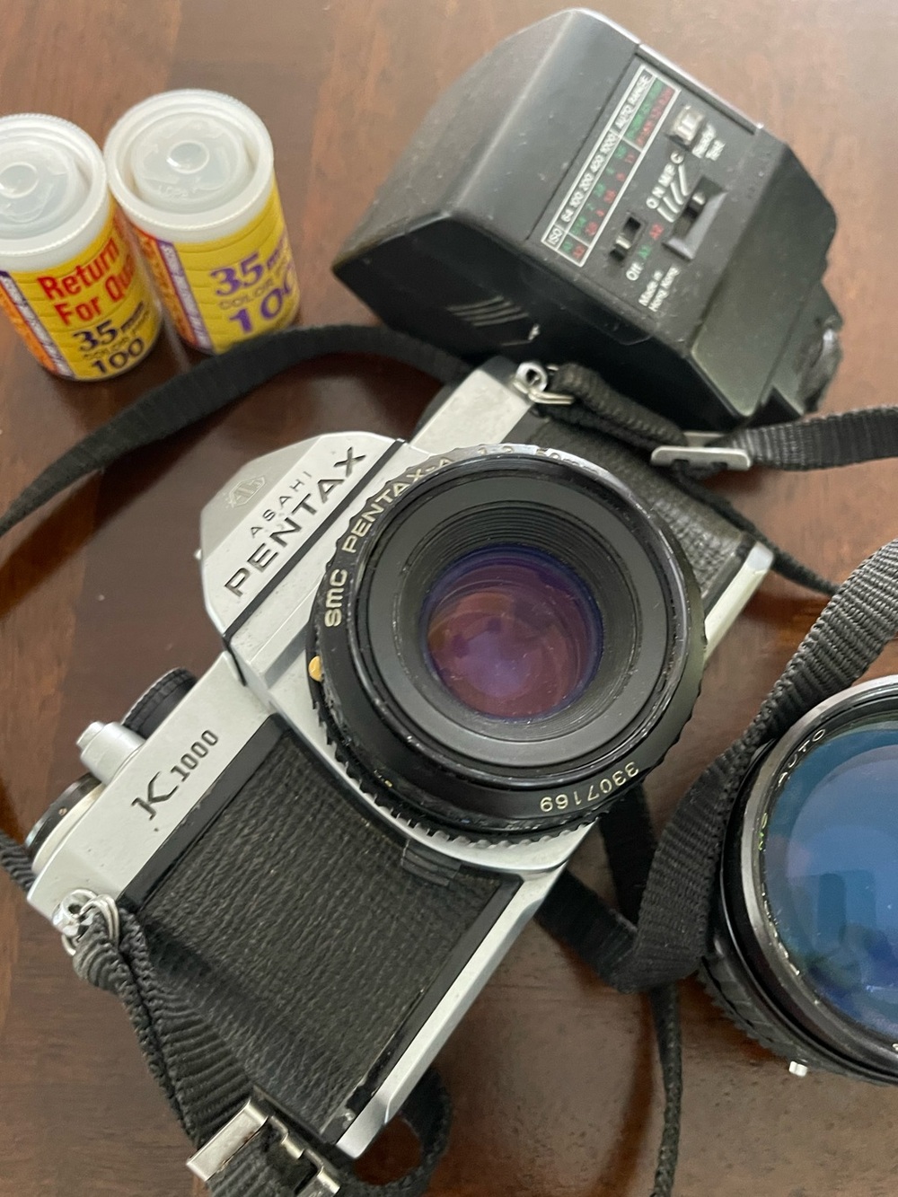 Pentax camera missing one piece  
see pictures what you see you is what u get